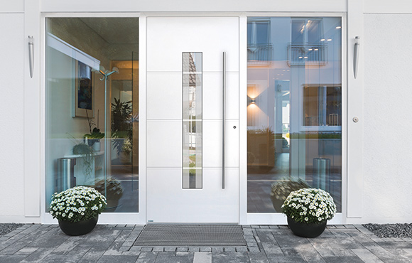 weiße Haustür mit Glas-Seitenteilen von Bussmann